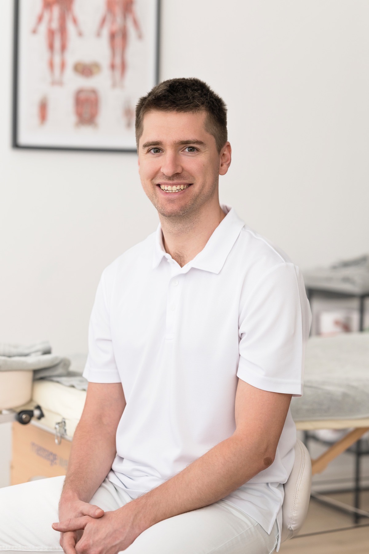 Christian Lagler in ruhiger, professioneller Portraitaufnahme in der Praxis
